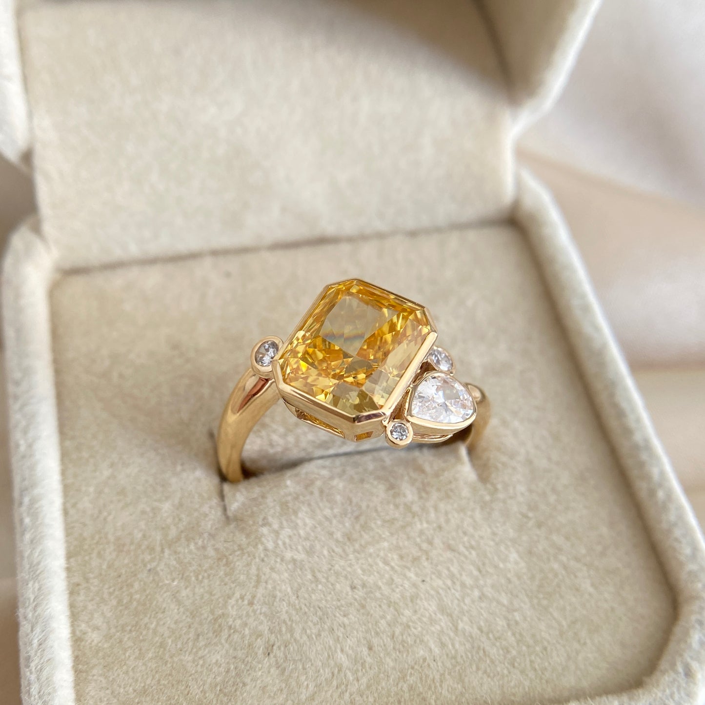 003.18K,14K Solid Gold Ring，Artificial yellow diamonds， Heavy Gold, Minimalist Jewellery, Gift For Her, Wedding Band