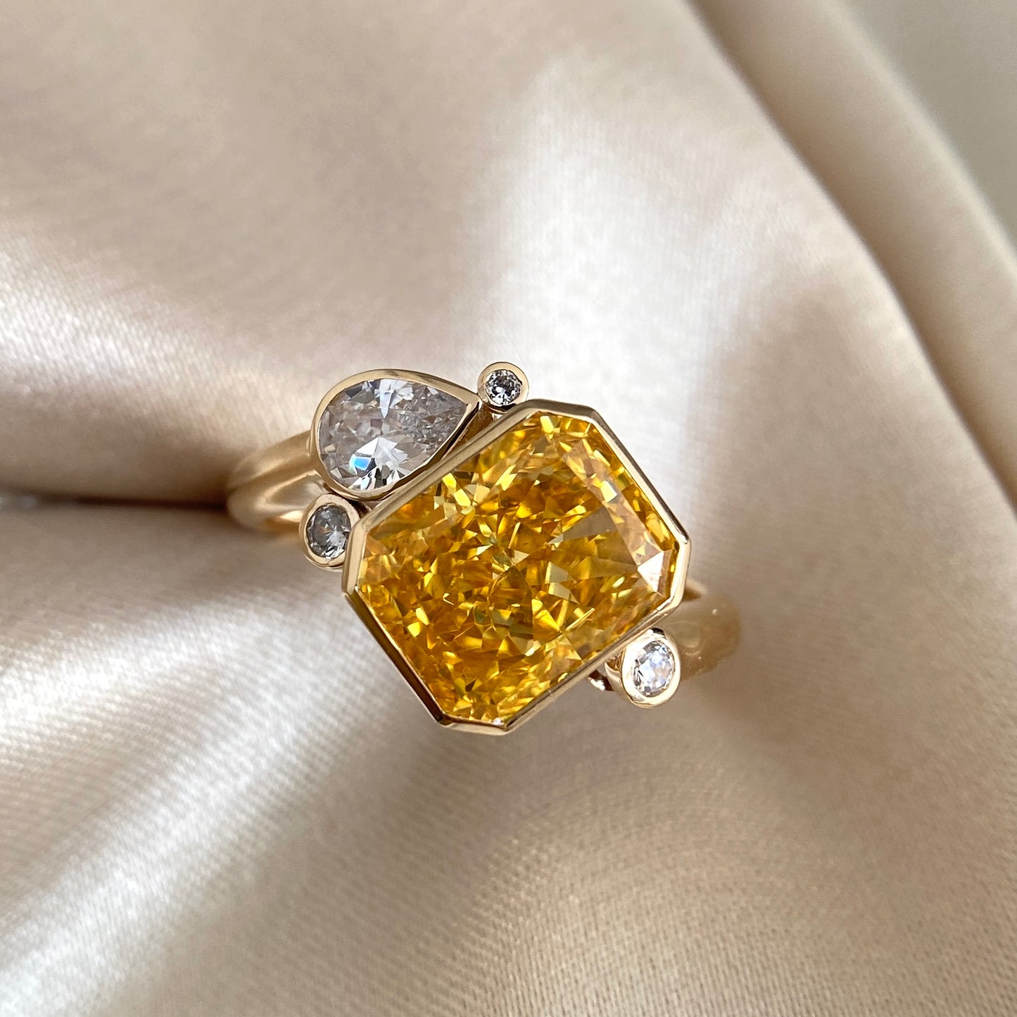 003.18K,14K Solid Gold Ring，Artificial yellow diamonds， Heavy Gold, Minimalist Jewellery, Gift For Her, Wedding Band